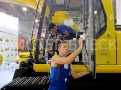 уборка на выставке - фото